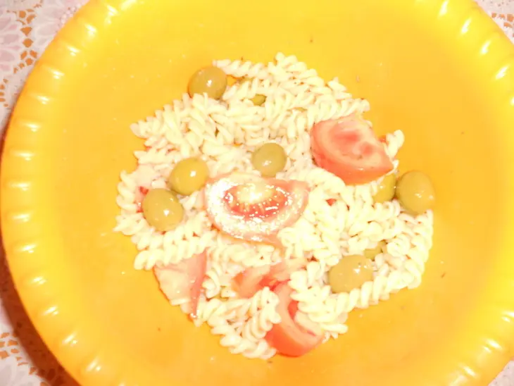 Салат с фузилли, оливками,сыром red pesto и помидорами: шаг 4