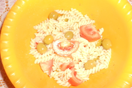 Салат с фузилли, оливками,сыром red pesto и помидорами: шаг 4