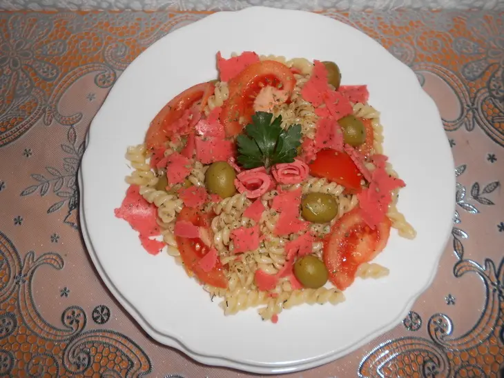 Салат с фузилли, оливками,сыром red pesto и помидорами: шаг 7
