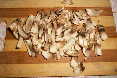 Салат с фузилли, шампиньонами.морковью и оливками: шаг 3