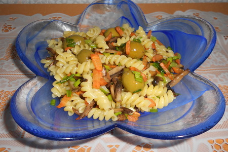 Салат с фузилли, шампиньонами.морковью и оливками: шаг 5