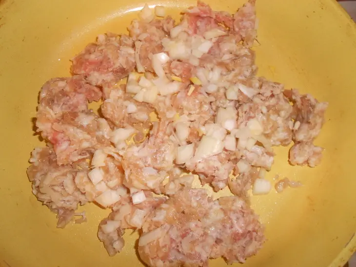 Блинные рулетики с мясной начинкой: шаг 5