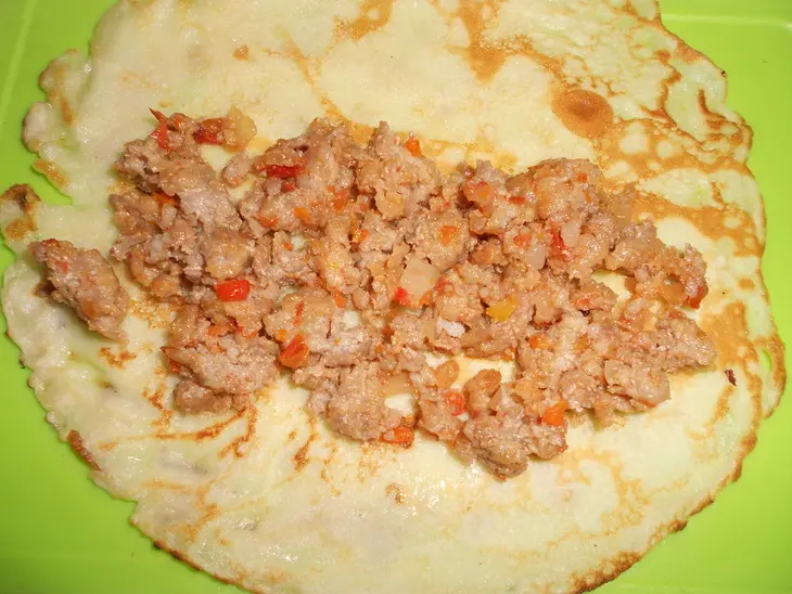 Блинные рулетики с мясной начинкой: шаг 7