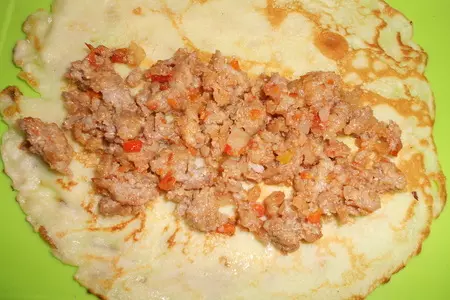 Блинные рулетики с мясной начинкой: шаг 7