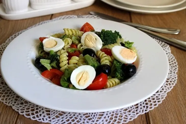 Салат с пастой фузилли и брокколи: шаг 6