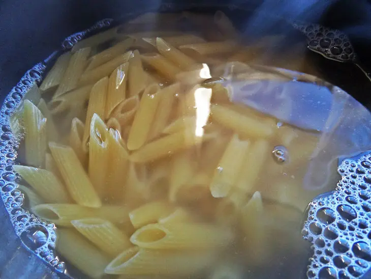 Салат из пенне с овощами и сырными "рафаэлками": шаг 1