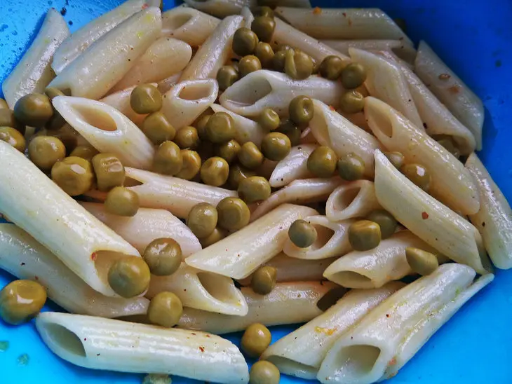 Салат из пенне с овощами и сырными "рафаэлками": шаг 2