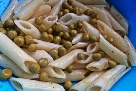 Салат из пенне с овощами и сырными "рафаэлками": шаг 2