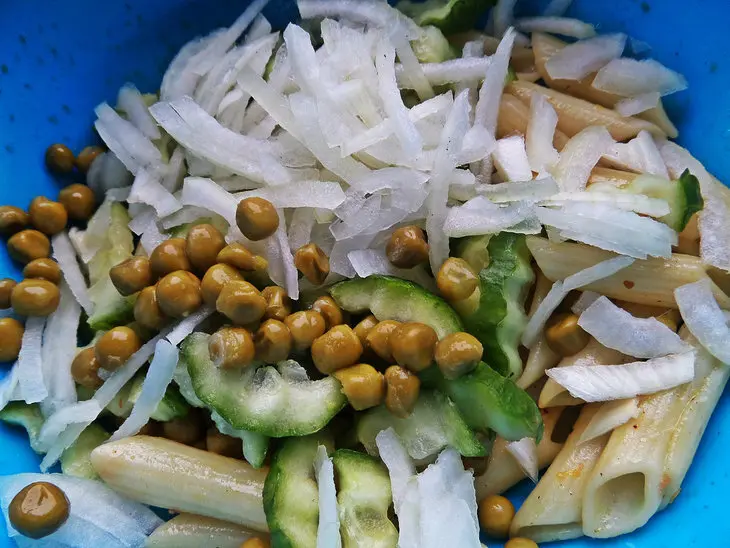 Салат из пенне с овощами и сырными "рафаэлками": шаг 3