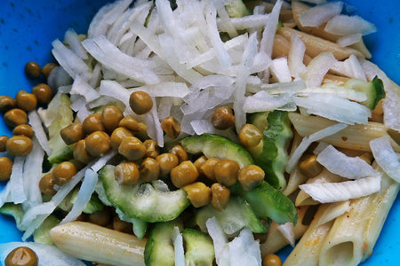 Салат из пенне с овощами и сырными "рафаэлками": шаг 3
