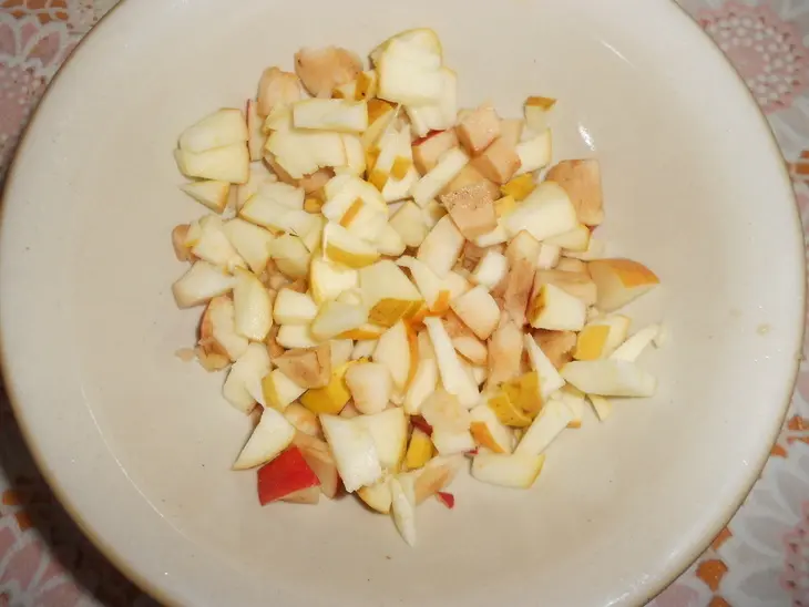 Блинные мешочки с изюмом, яблоками и орехами: шаг 4