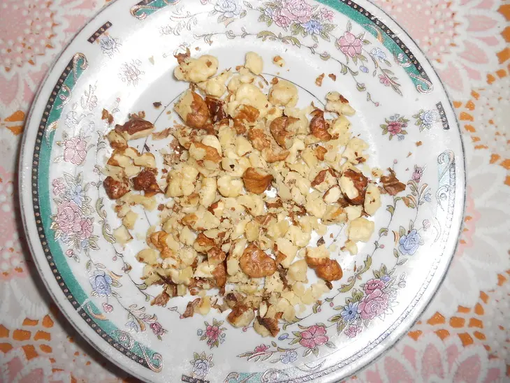 Блинные мешочки с изюмом, яблоками и орехами: шаг 5