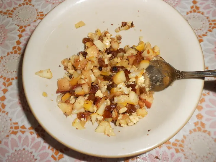 Блинные мешочки с изюмом, яблоками и орехами: шаг 6