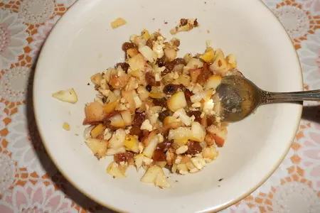 Блинные мешочки с изюмом, яблоками и орехами: шаг 6