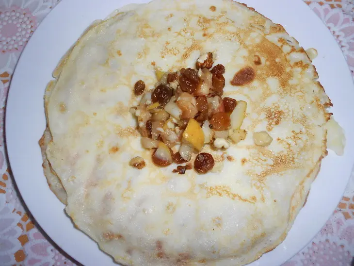 Блинные мешочки с изюмом, яблоками и орехами: шаг 8