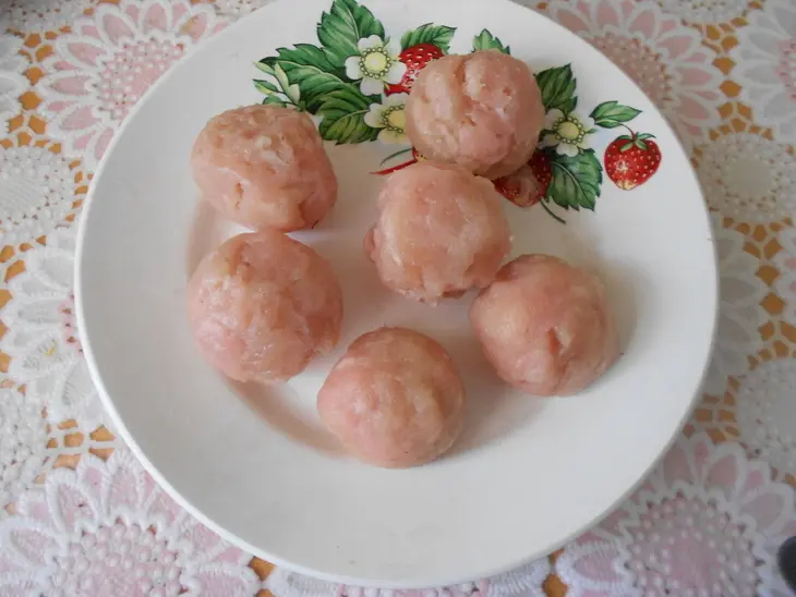 Салат с фарфалле, куриными шариками в кунжуте и с овощами: шаг 3