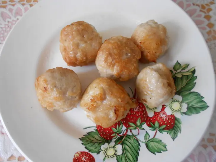 Салат с фарфалле, куриными шариками в кунжуте и с овощами: шаг 4