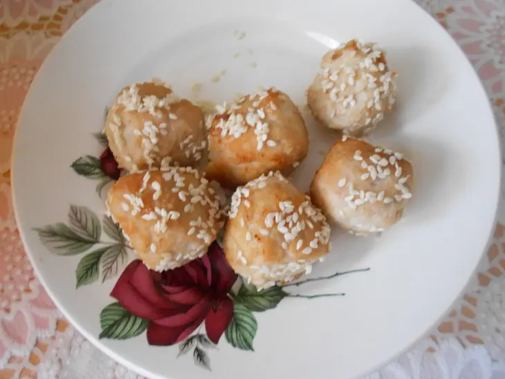 Салат с фарфалле, куриными шариками в кунжуте и с овощами: шаг 5