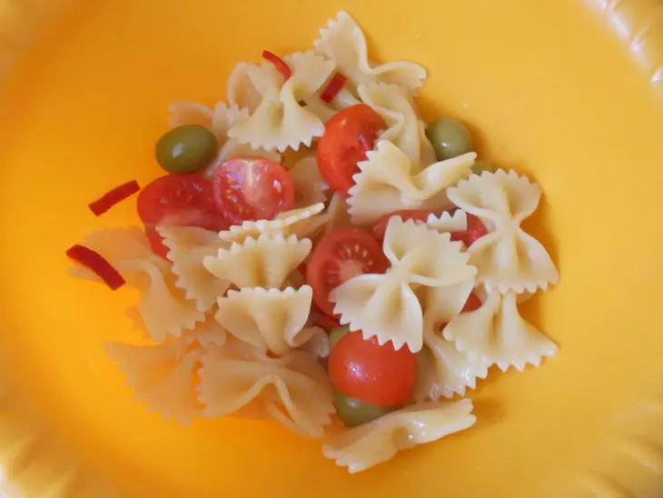 Салат с фарфалле, куриными шариками в кунжуте и с овощами: шаг 8