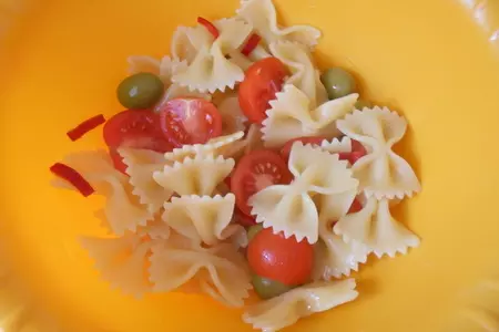 Салат с фарфалле, куриными шариками в кунжуте и с овощами: шаг 8