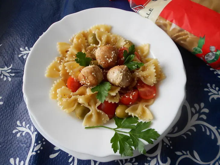 Салат с фарфалле, куриными шариками в кунжуте и с овощами: шаг 9