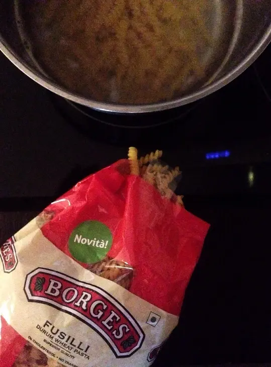 Слоеный салат с fusilli borges с семгой, перепелиными яйцами и вялеными томатами: шаг 2