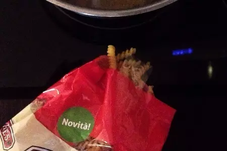 Слоеный салат с fusilli borges с семгой, перепелиными яйцами и вялеными томатами: шаг 2