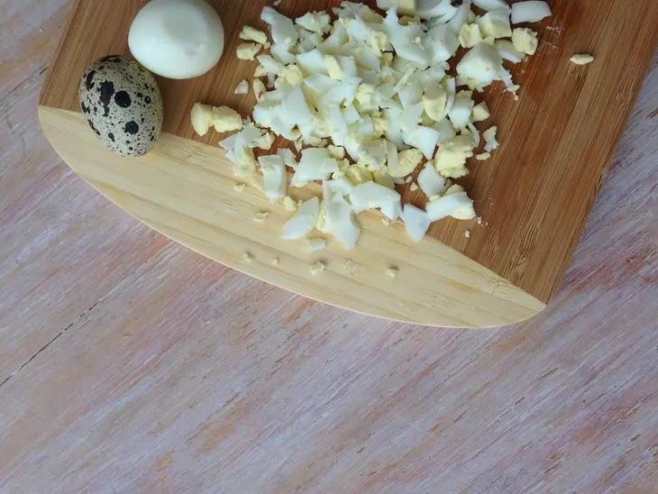 Слоеный салат с fusilli borges с семгой, перепелиными яйцами и вялеными томатами: шаг 4