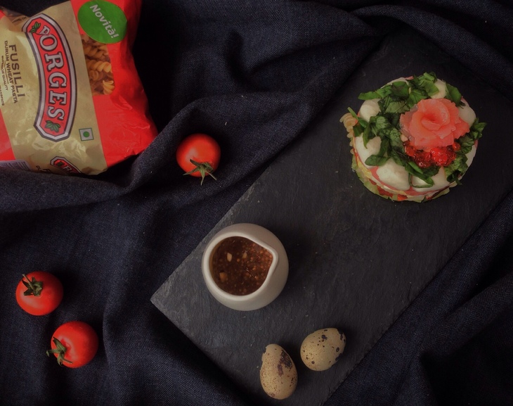 Слоеный салат с fusilli borges с семгой, перепелиными яйцами и вялеными томатами: шаг 7