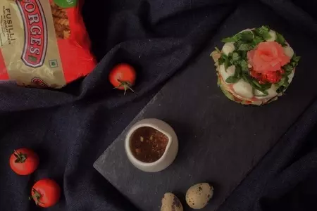 Слоеный салат с fusilli borges с семгой, перепелиными яйцами и вялеными томатами: шаг 7