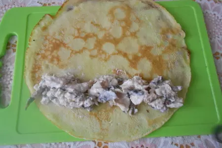 Запеченные блины с курицей и шампиньонами: шаг 6