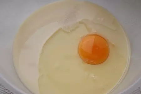 Лимонные оладушки на сгущенном молоке: шаг 1