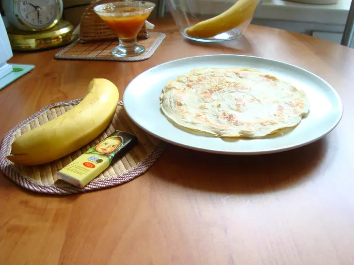 Блинные рулетики  с бананом и шоколадом.: шаг 3