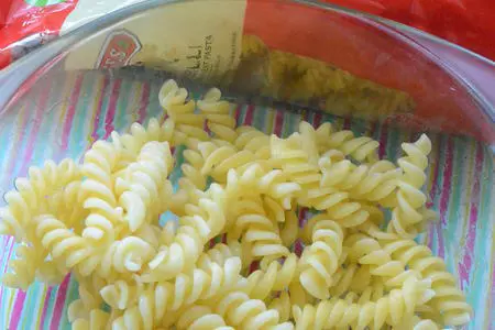 Салат с пастой, хурмой и зеленой редькой: шаг 1