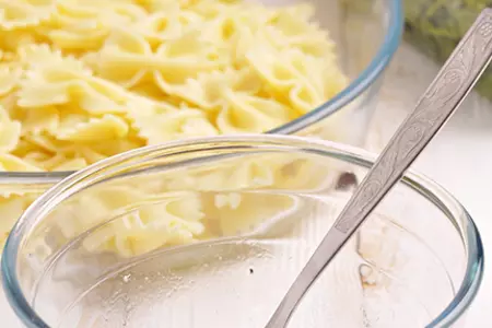 Салат-фарфалле с рукколой, козьим сыром и вялеными томатами с чесночным соусом.: шаг 2
