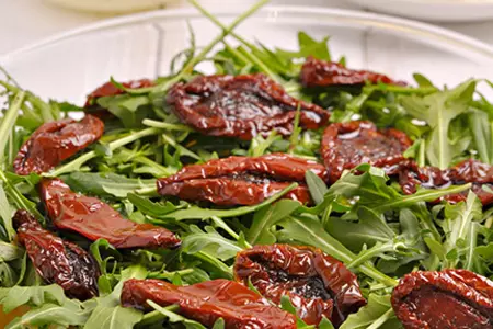 Салат-фарфалле с рукколой, козьим сыром и вялеными томатами с чесночным соусом.: шаг 3