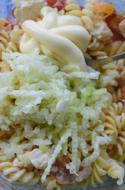 Салат с пастой, хурмой и зеленой редькой: шаг 6