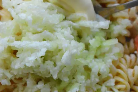 Салат с пастой, хурмой и зеленой редькой: шаг 6