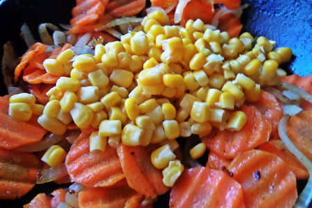 Тёплый салат из "пенне" с овощами и рыбкой: шаг 5