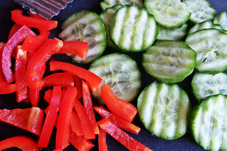 Тёплый салат из "пенне" с овощами и рыбкой: шаг 6