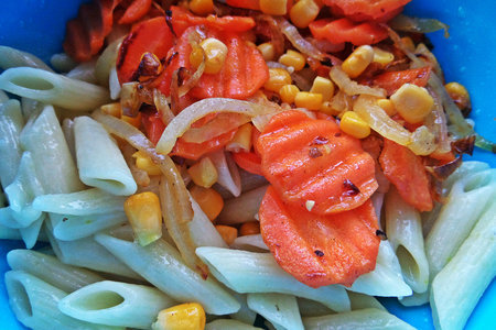 Тёплый салат из "пенне" с овощами и рыбкой: шаг 7