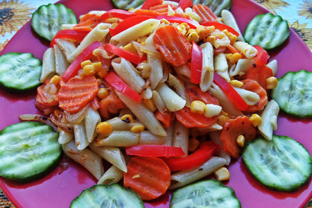 Тёплый салат из "пенне" с овощами и рыбкой: шаг 8