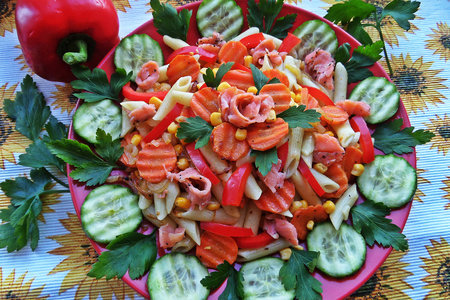 Тёплый салат из "пенне" с овощами и рыбкой: шаг 9