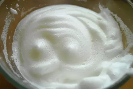 Масляные блинчики на белках: шаг 1