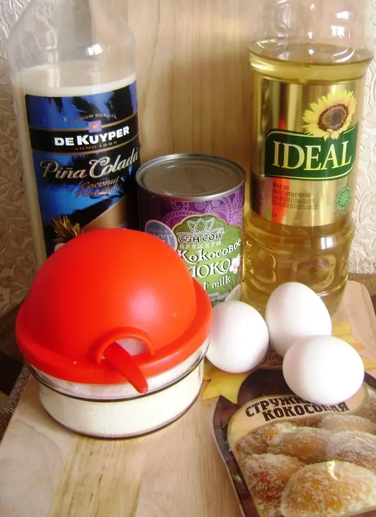 Нежные бисквитные блинчики со вкусом пиноколады.: шаг 1