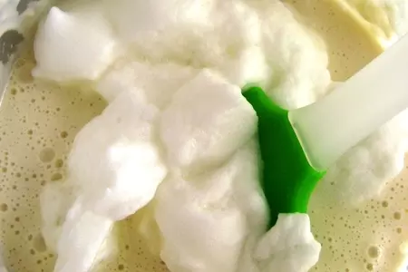 Нежные бисквитные блинчики со вкусом пиноколады.: шаг 3