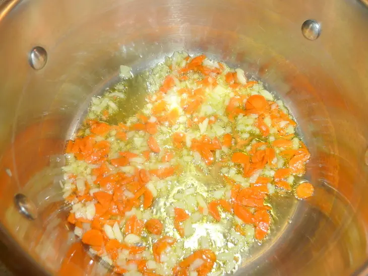 Ароматный томатный суп с пастой fusilli и базиликом: шаг 2