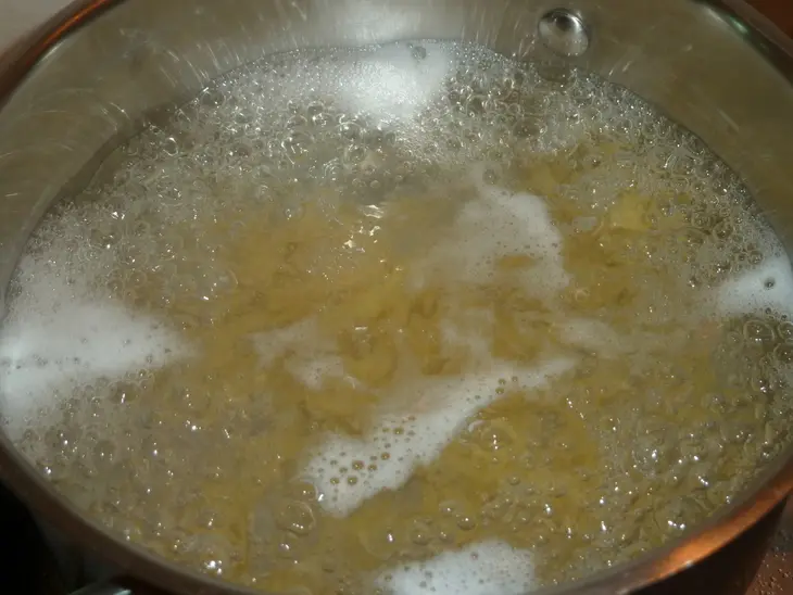 Ароматный томатный суп с пастой fusilli и базиликом: шаг 5