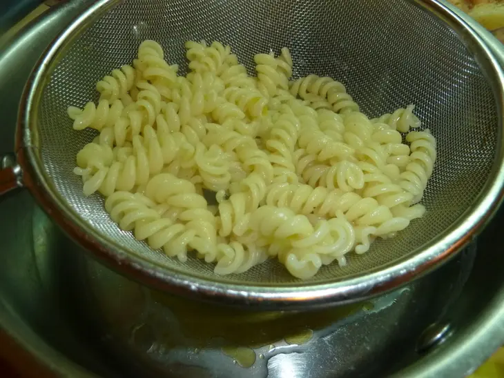 Ароматный томатный суп с пастой fusilli и базиликом: шаг 6
