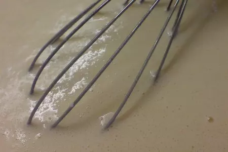 Крепы  на  миндальном  молоке с кремом из греческого йогурта и клубникой//день первый  "встреча"!: шаг 1